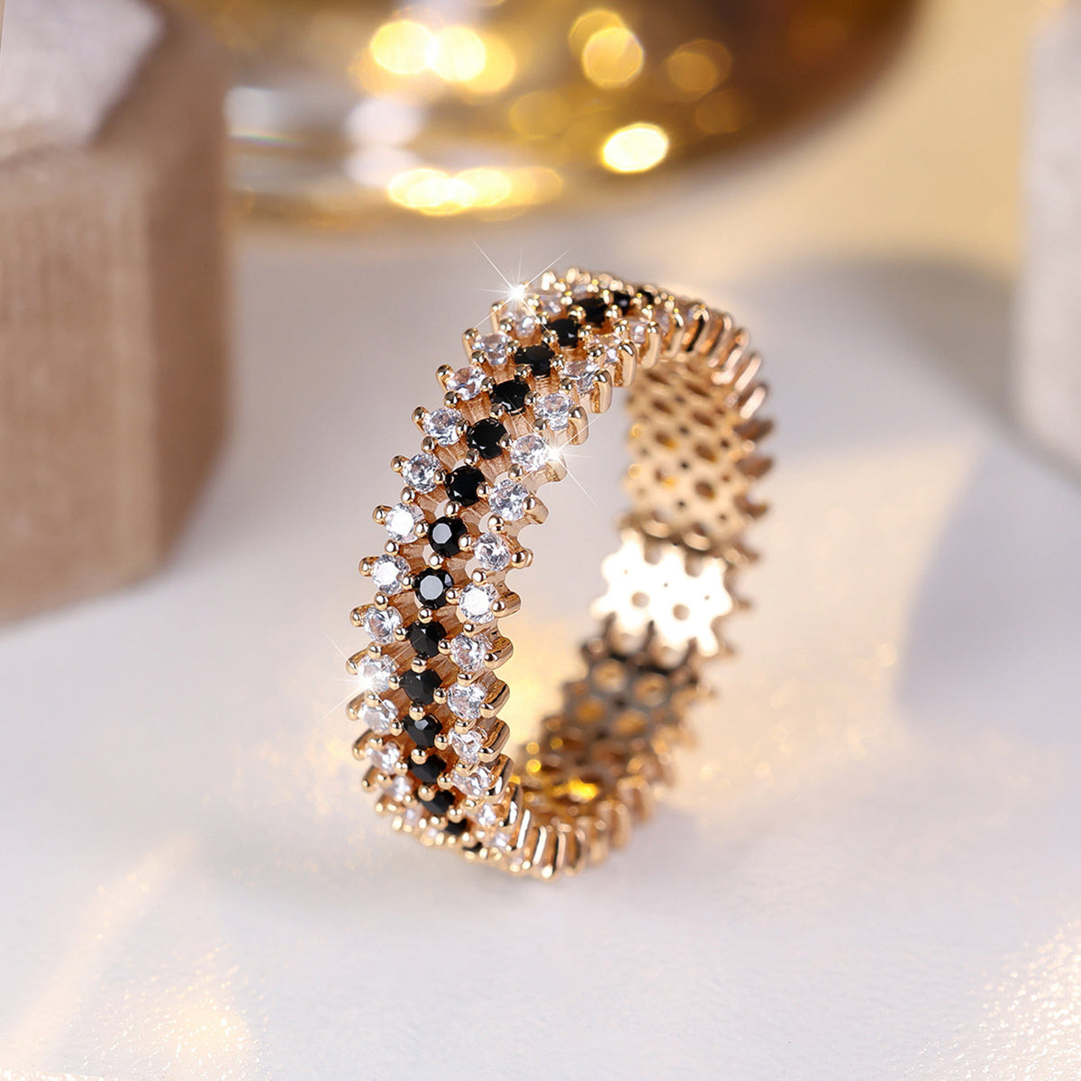 Roségouden eternity ring met zwarte en witte zirkonia