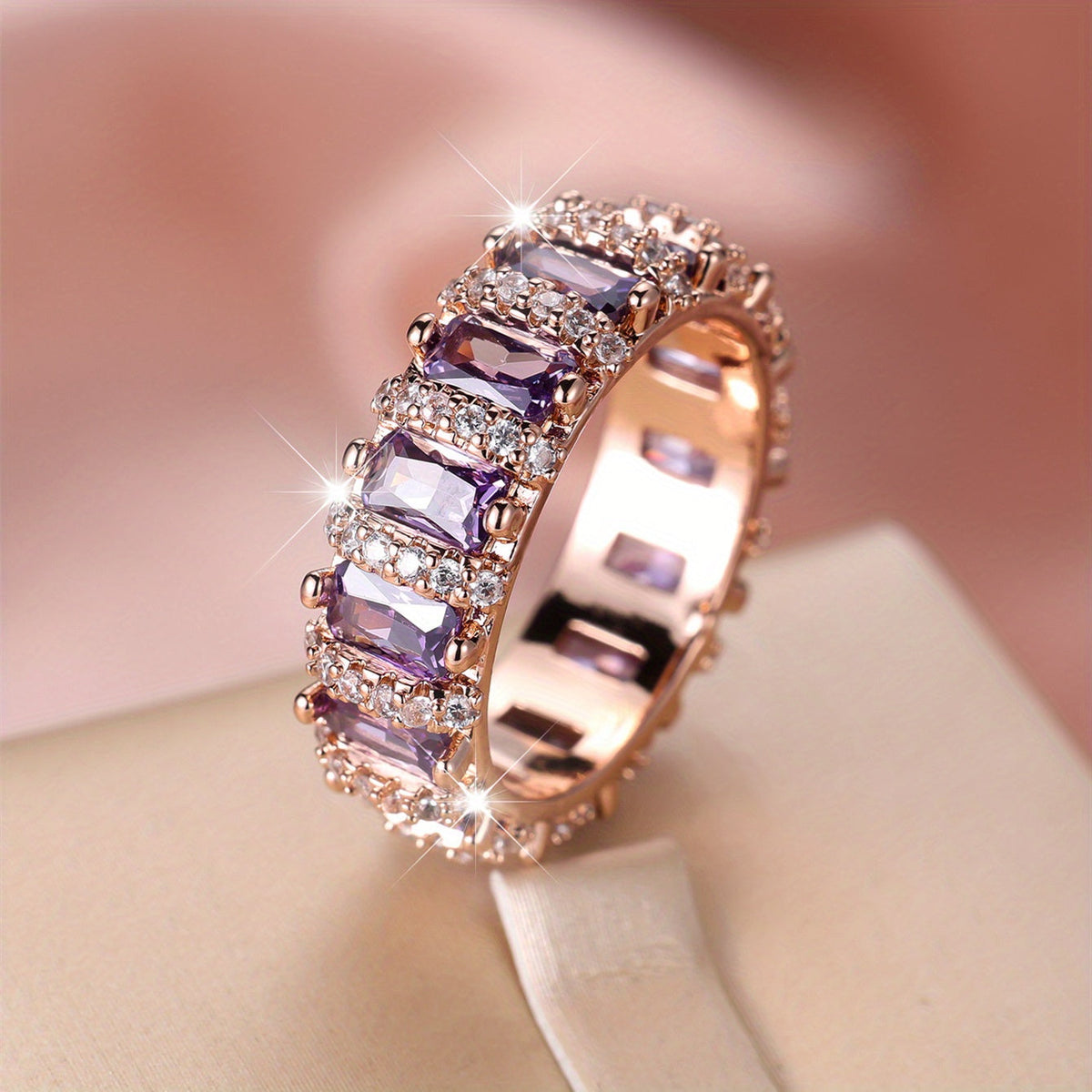 Roségouden ring met paarse baguette zirkonia rondom