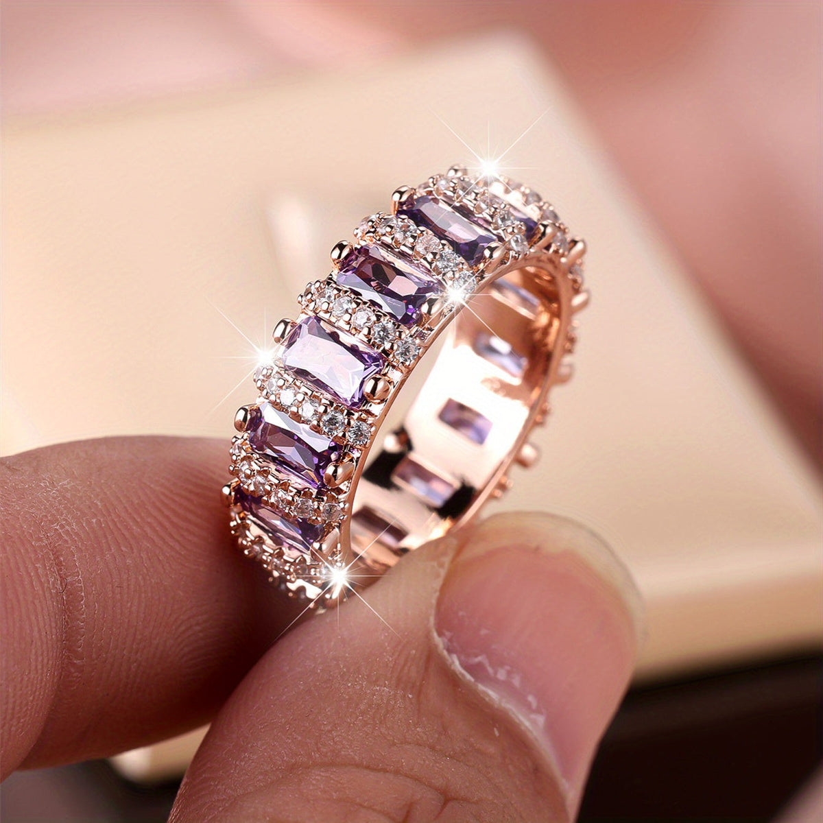 Roségouden ring met paarse baguette zirkonia rondom