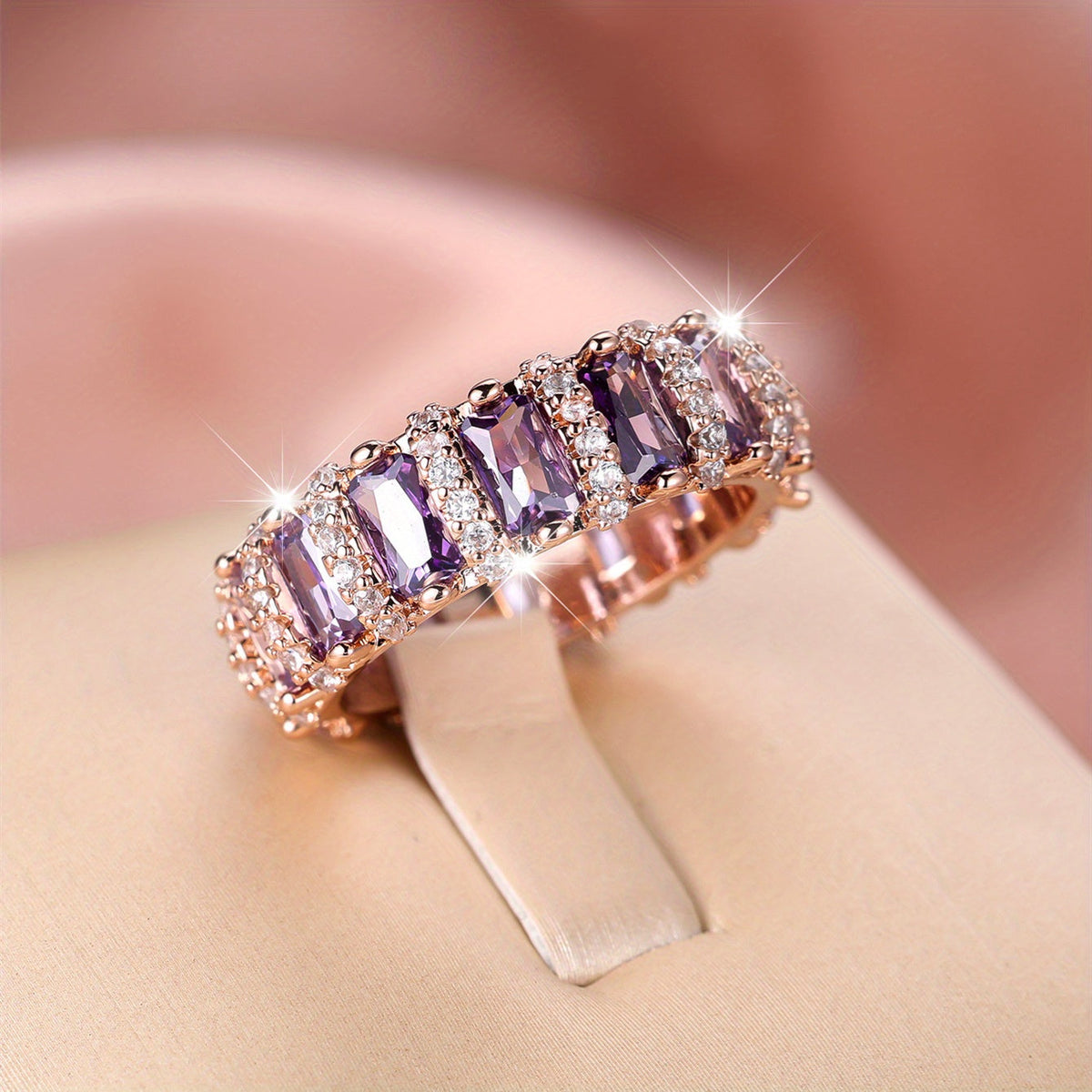 Roségouden ring met paarse baguette zirkonia rondom
