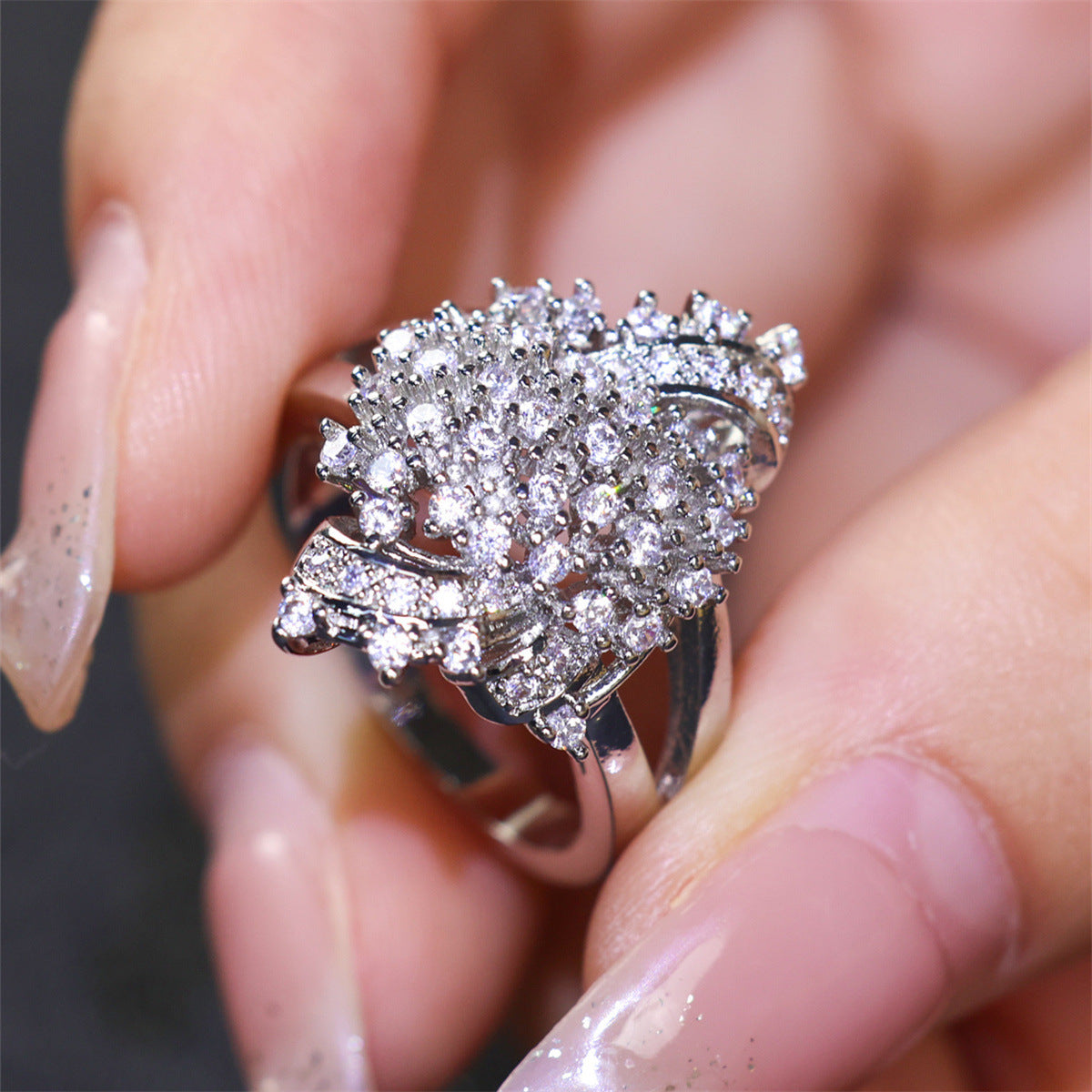 Zilveren ring met sprankelende zirkonia bloem