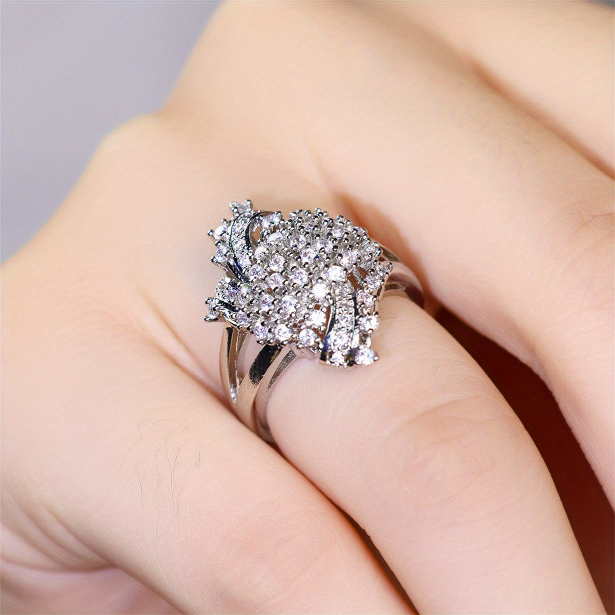 Zilveren ring met sprankelende zirkonia bloem