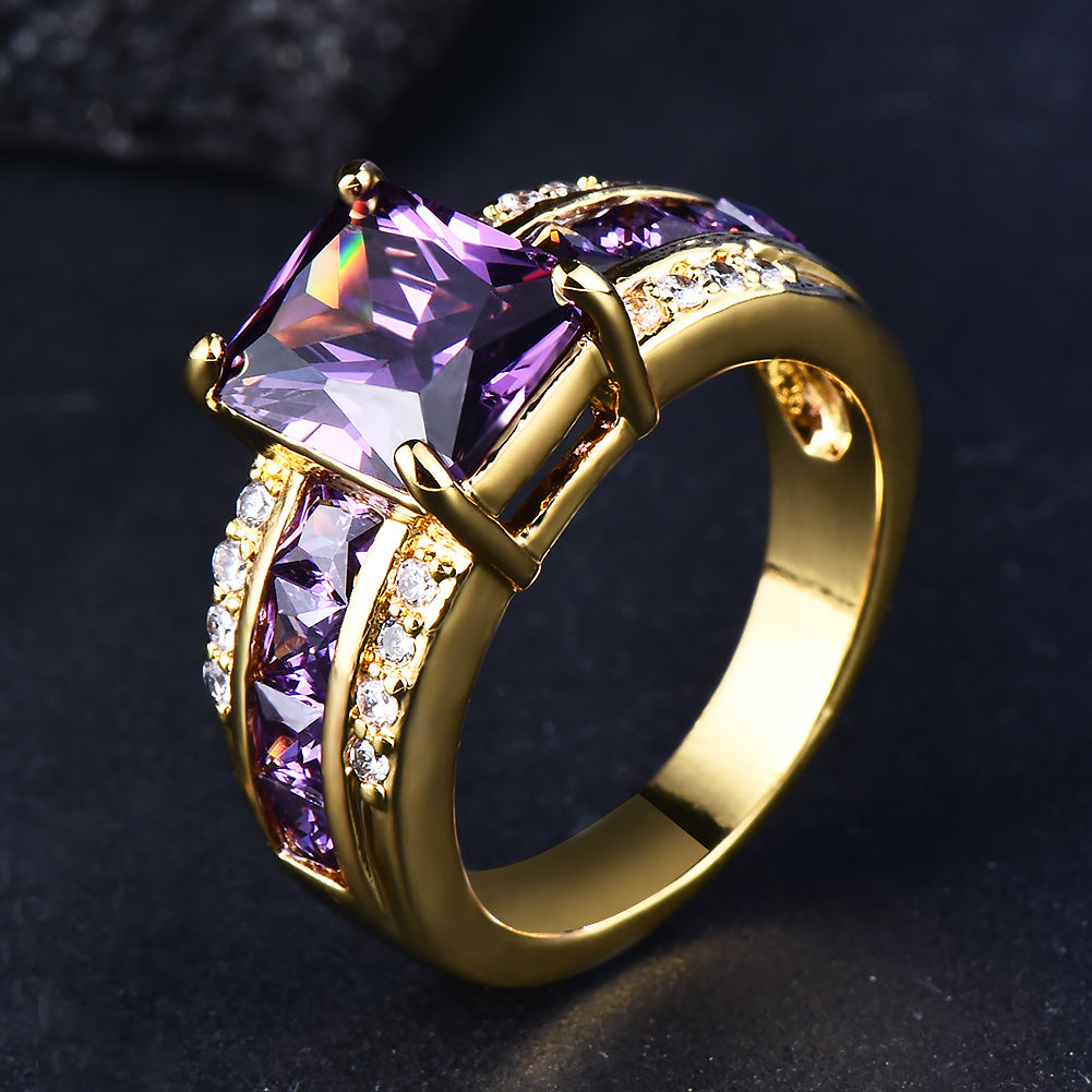 Gouden ring met vierkante paarse zirkonia