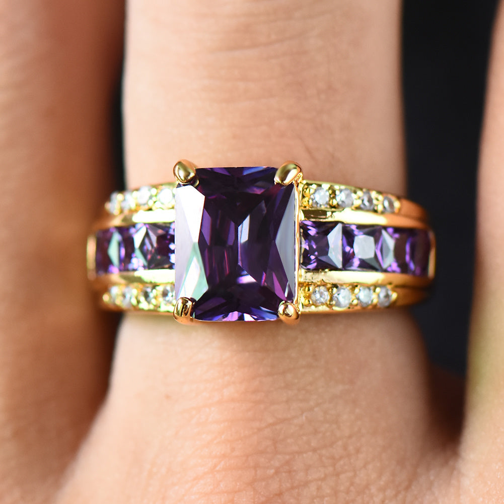 Gouden ring met vierkante paarse zirkonia