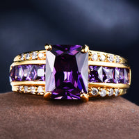 Gouden ring met vierkante paarse zirkonia