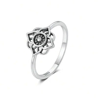 Zilveren ring met opengewerkte lotusbloem