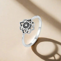 Zilveren ring met opengewerkte lotusbloem