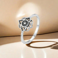 Zilveren ring met opengewerkte lotusbloem