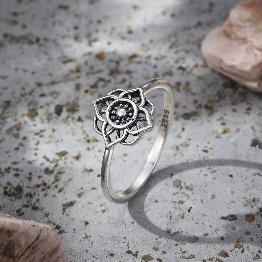 Zilveren ring met opengewerkte lotusbloem