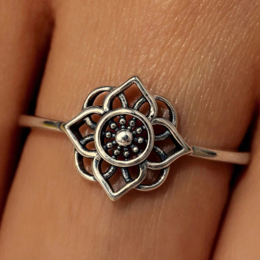 Zilveren ring met opengewerkte lotusbloem