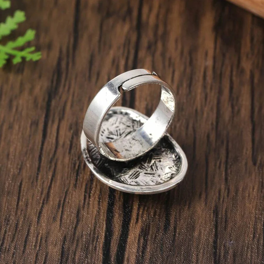 Zilveren ring met grote lichtblauwe ovale steen