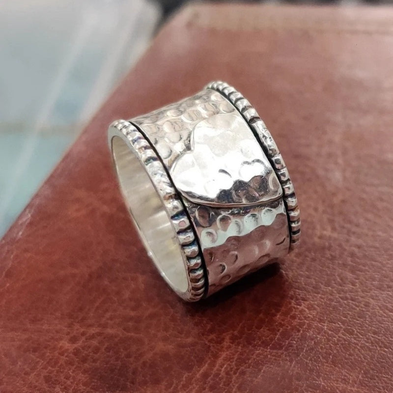 Zilveren gehamerde brede ring met hart