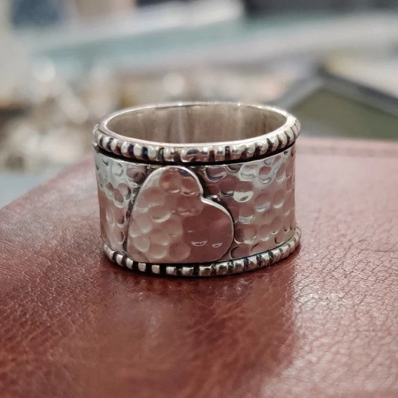 Zilveren gehamerde brede ring met hart
