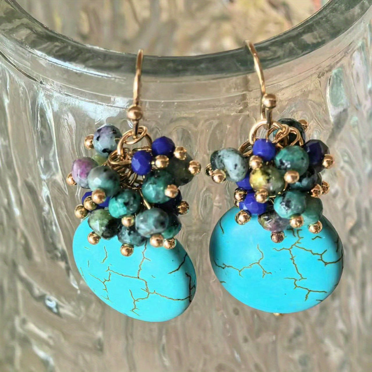 Gouden oorbellen met turquoise druppel en kralencluster