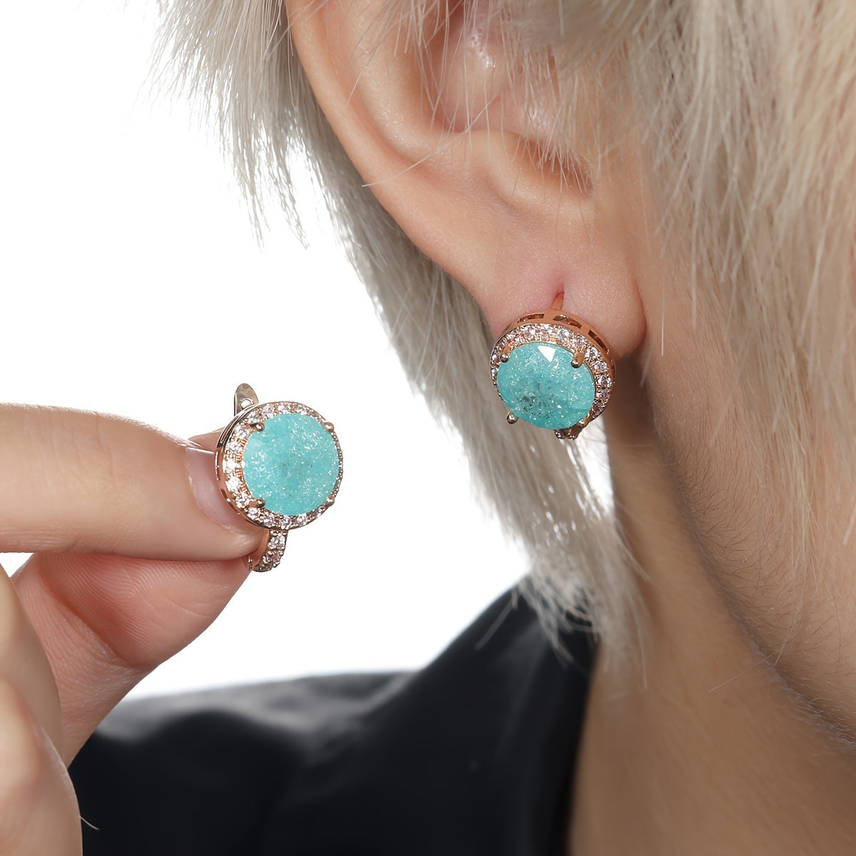 Gouden clip-oorbellen met ronde turquoise steen en zirkonia