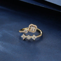 Gouden open wikkelring met zirkonia bloemen