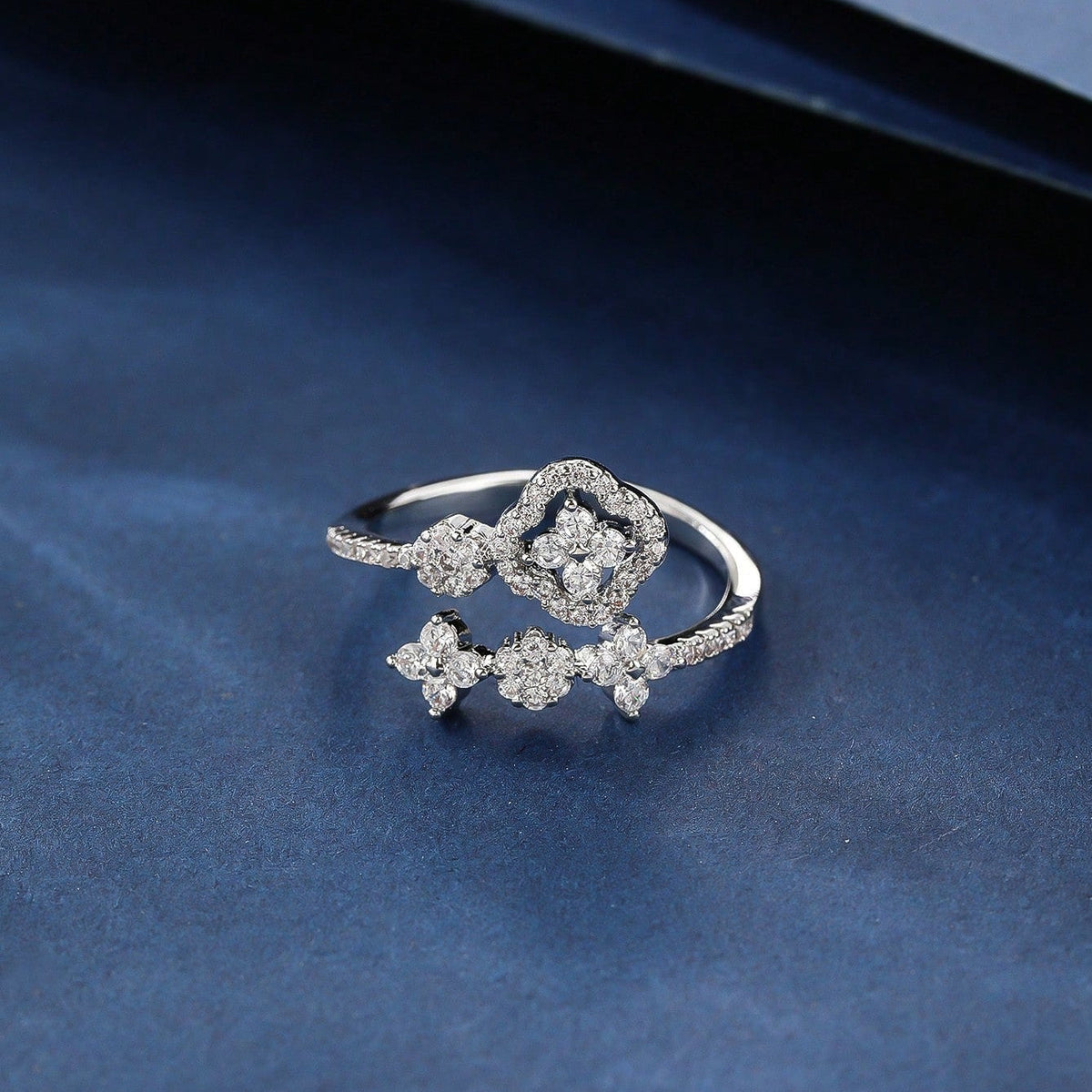 Gouden open wikkelring met zirkonia bloemen