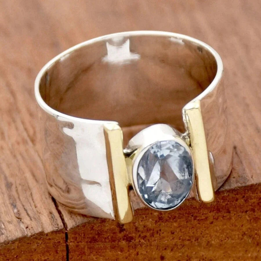 Zilveren ring met goudaccent en heldere edelsteen