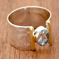 Zilveren ring met goudaccent en heldere edelsteen