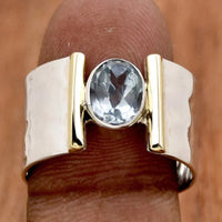 Zilveren ring met goudaccent en heldere edelsteen