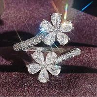 Gouden open ring met twee zirkonia bloemen