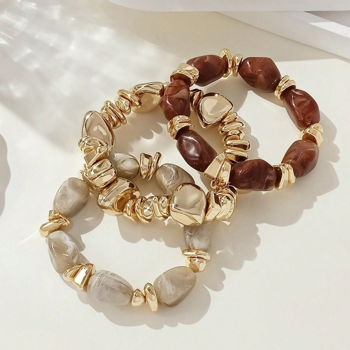 Gouden armband met onregelmatige natuursteen kralen