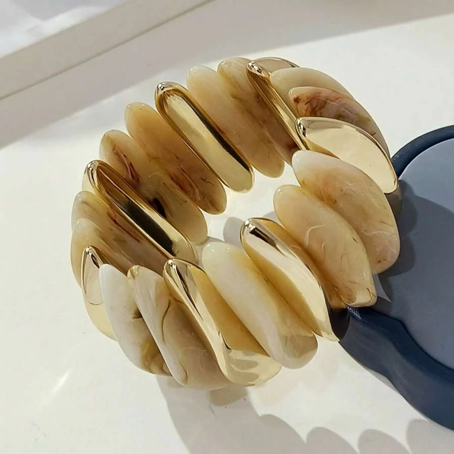 Gouden armband met onregelmatige natuursteen kralen