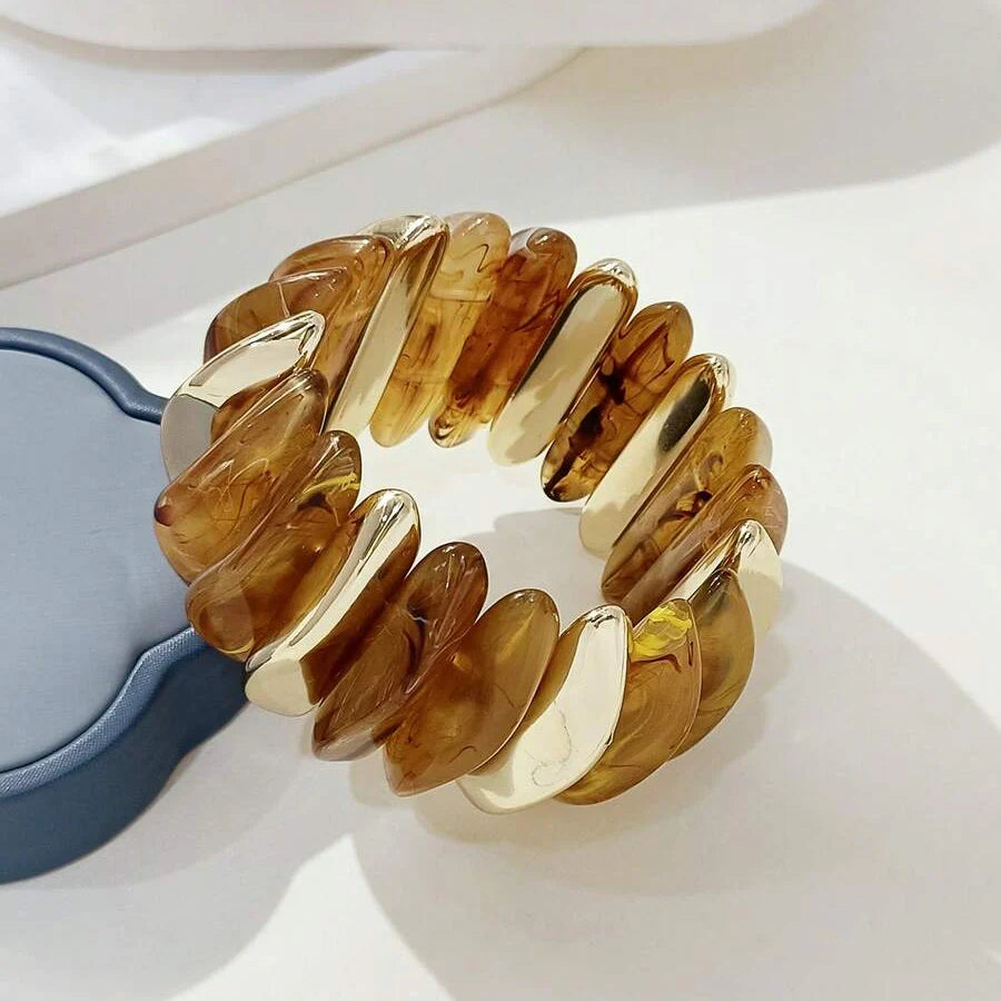 Gouden armband met onregelmatige natuursteen kralen
