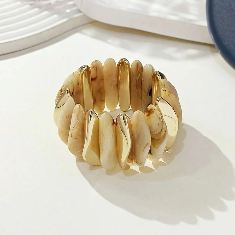 Gouden armband met onregelmatige natuursteen kralen