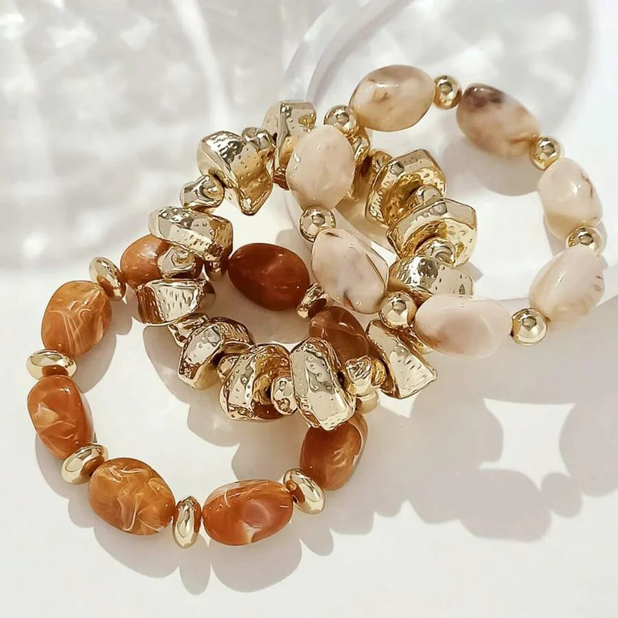 Gouden armband met onregelmatige natuursteen kralen