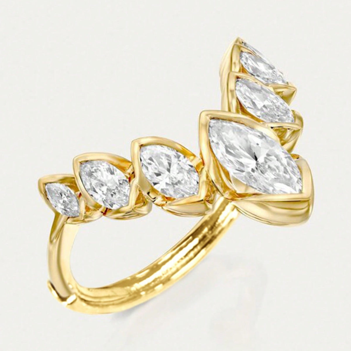 Gouden V-vormige ring met marquise zirkonia