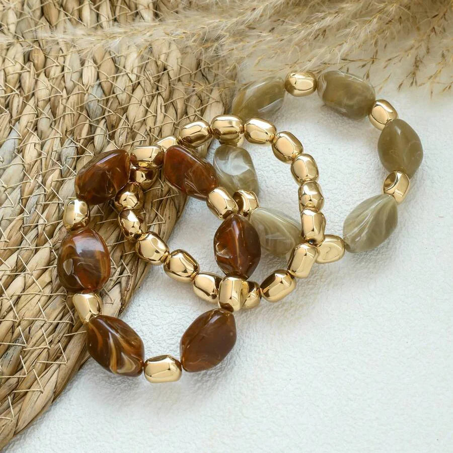 Gouden armband met onregelmatige natuursteen kralen
