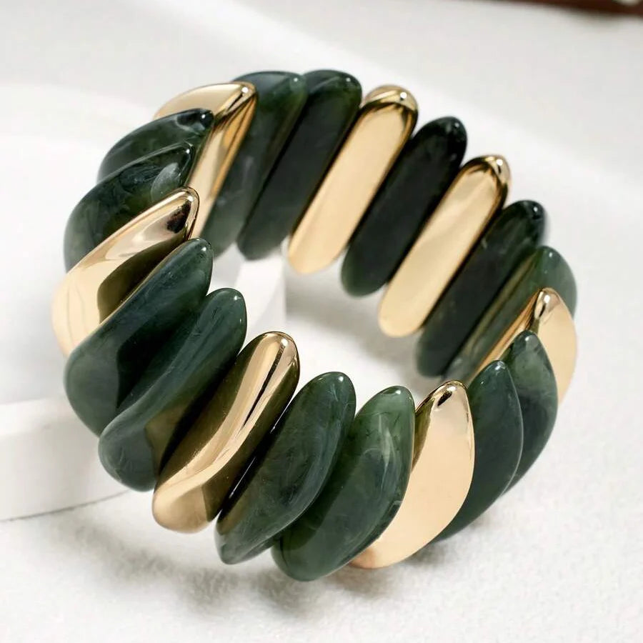 Gouden armband met onregelmatige natuursteen kralen
