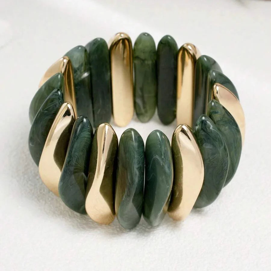 Gouden armband met onregelmatige natuursteen kralen