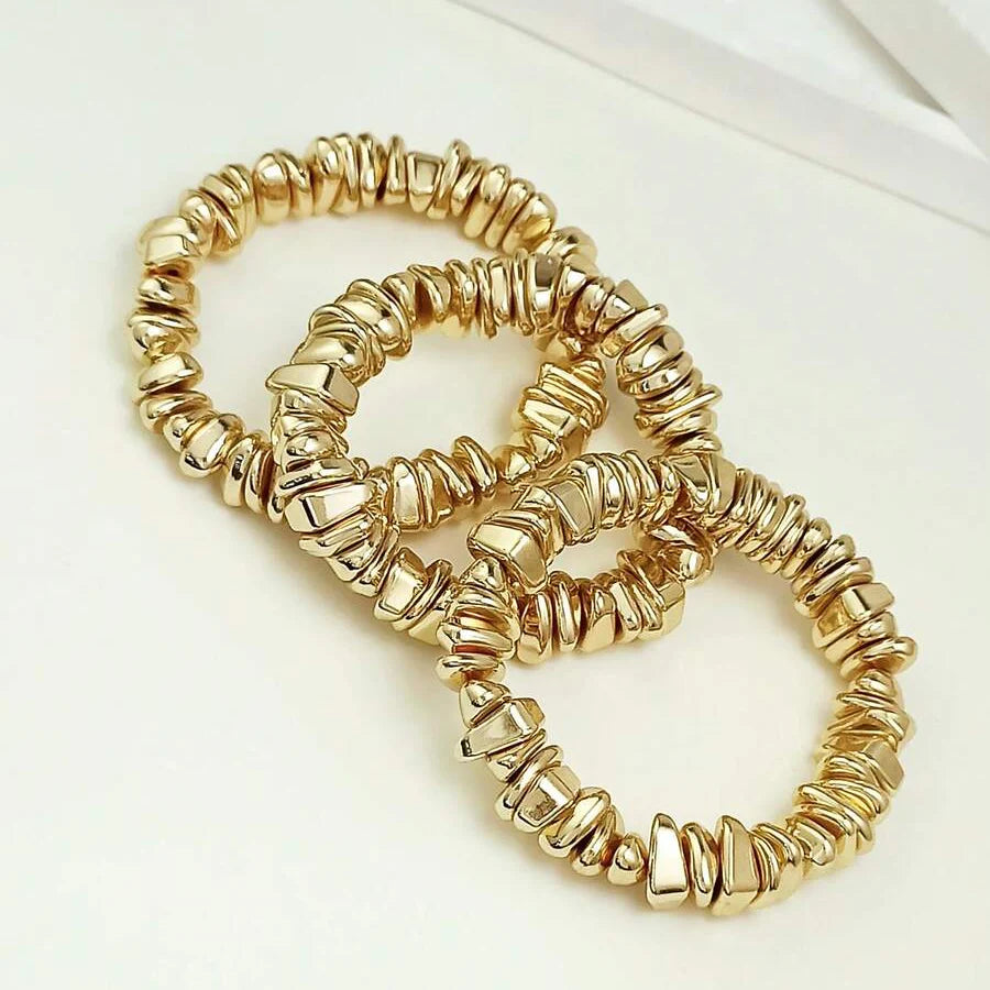Gouden armband met onregelmatige natuursteen kralen