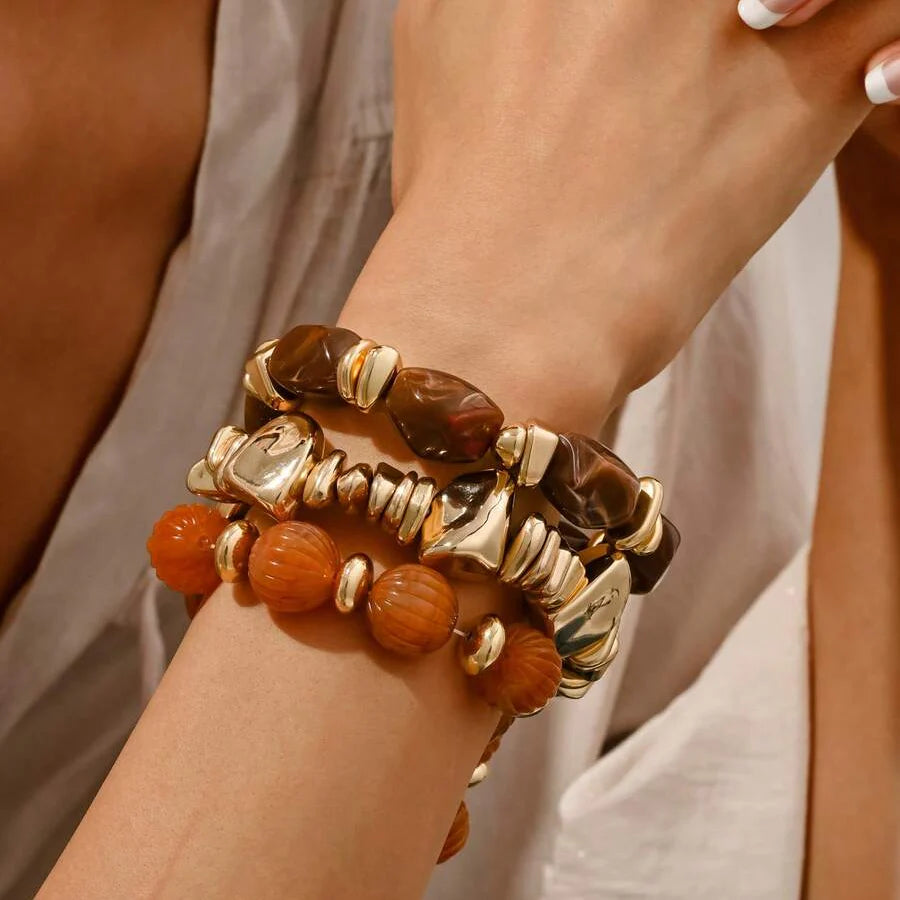Gouden armband met onregelmatige natuursteen kralen