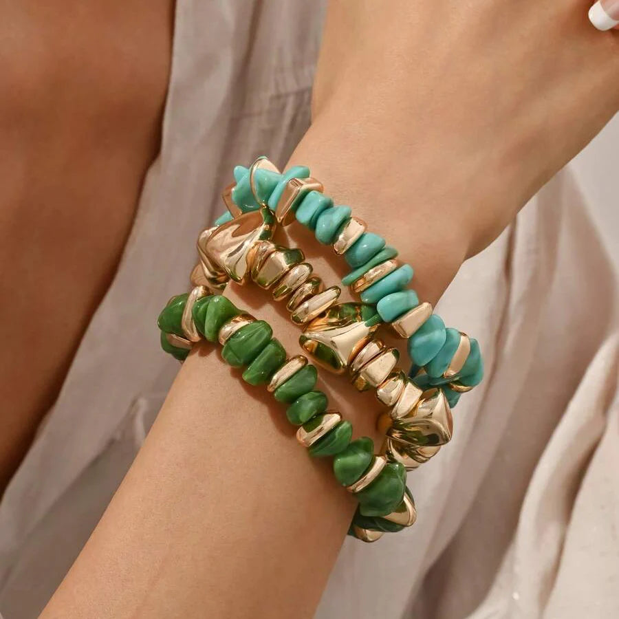 Gouden armband met onregelmatige natuursteen kralen