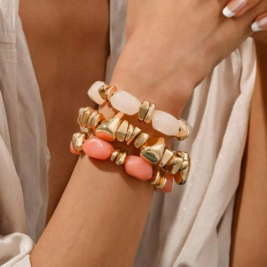 Gouden armband met onregelmatige natuursteen kralen