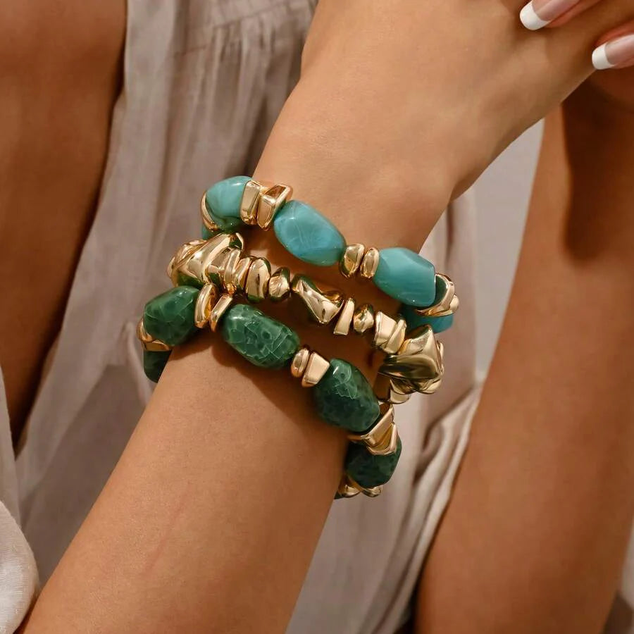Gouden armband met onregelmatige natuursteen kralen