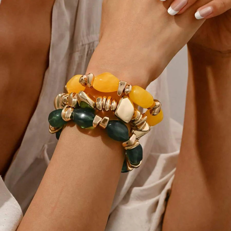 Gouden armband met onregelmatige natuursteen kralen