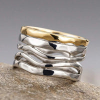 Zilveren brede golvende ring met goudkleurige rand