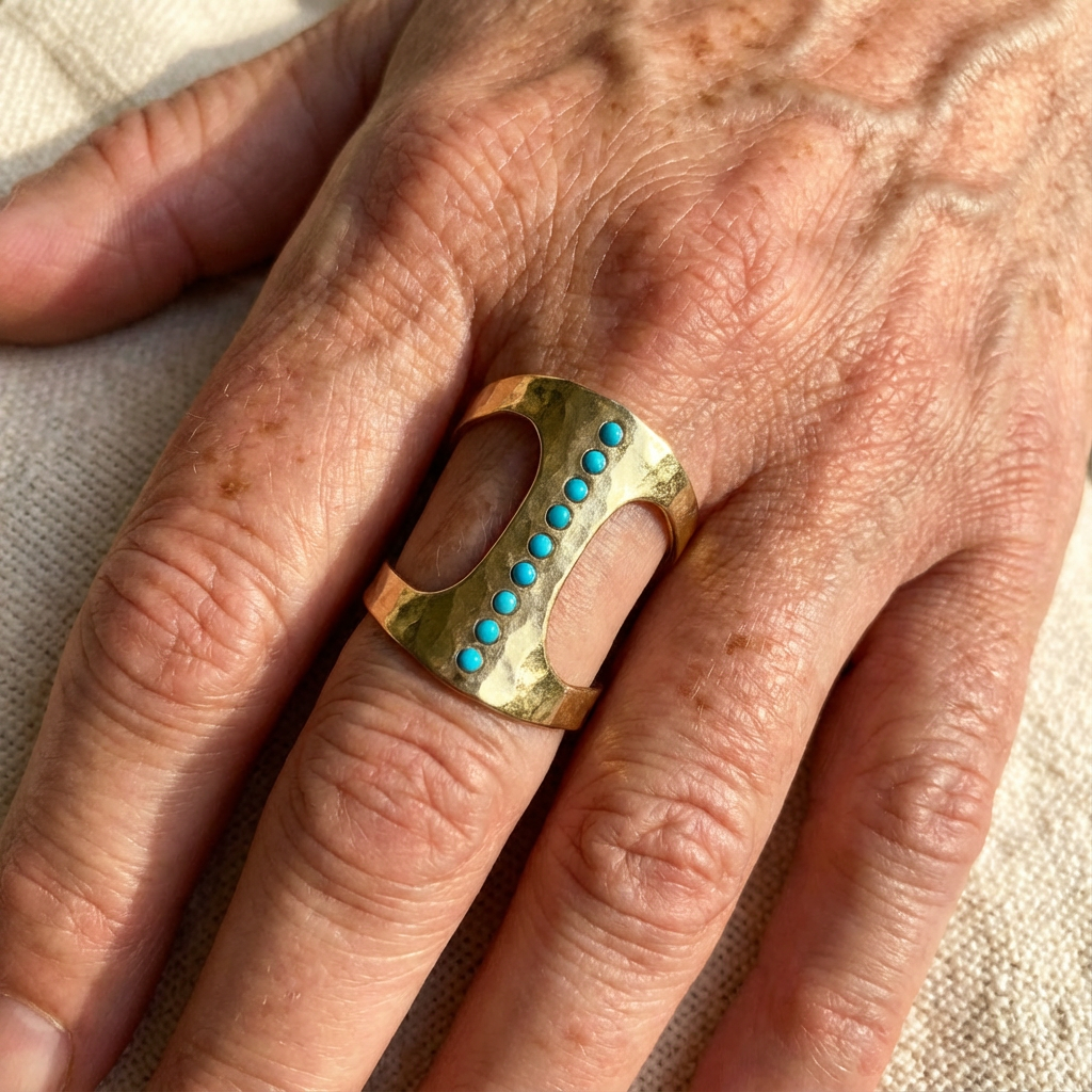 Gouden bewerkte cuff-armband met turquoise stippen