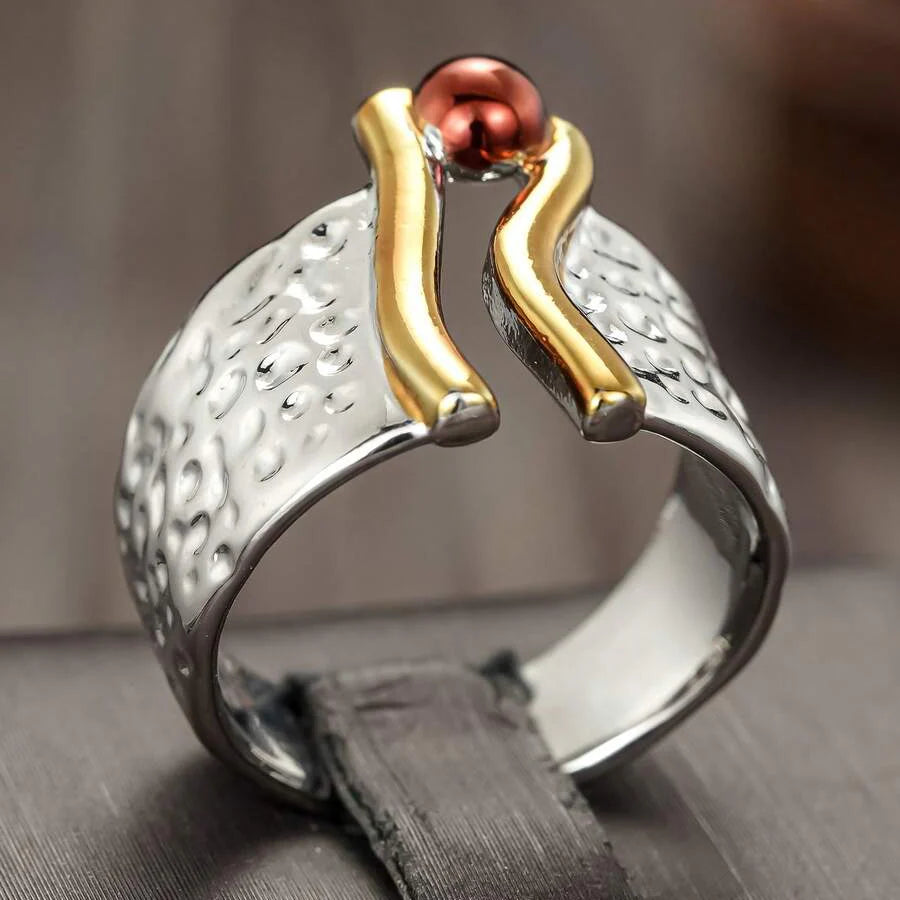 Zilveren ring met goudaccent en koperkleurige kraal