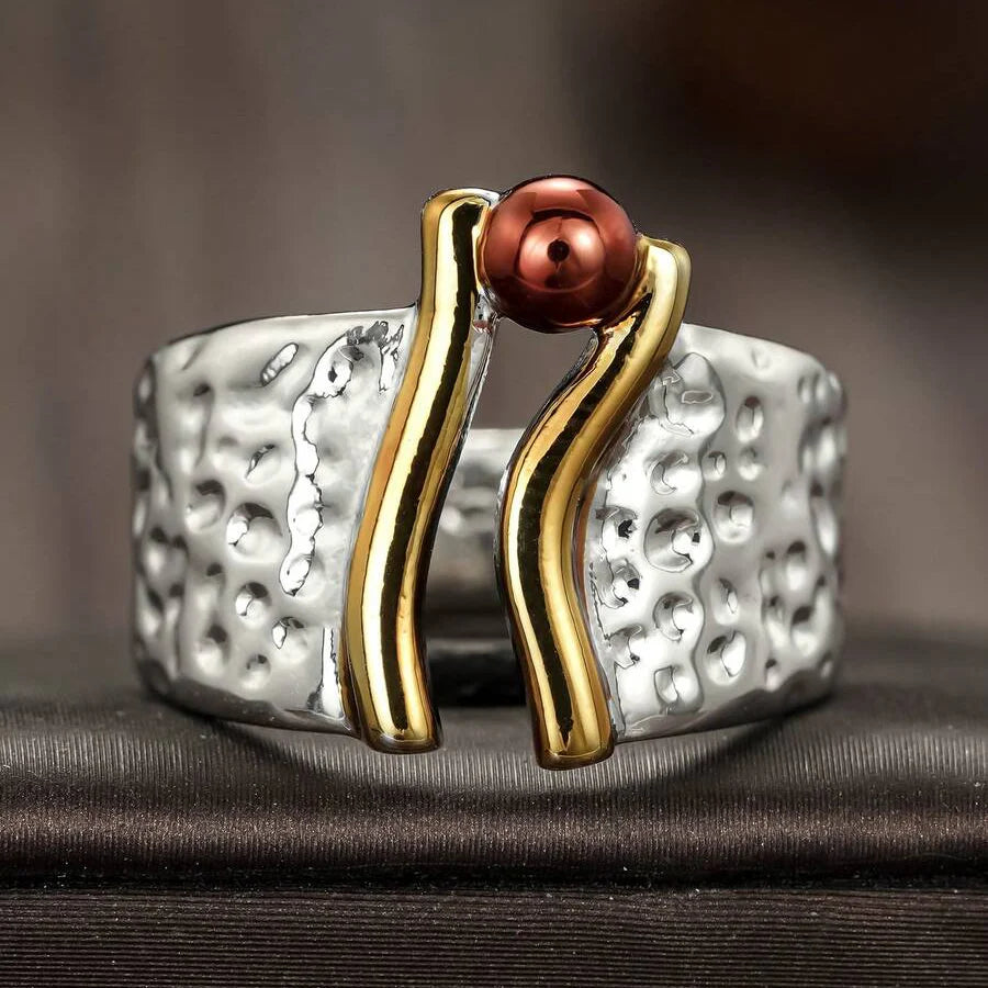 Zilveren ring met goudaccent en koperkleurige kraal