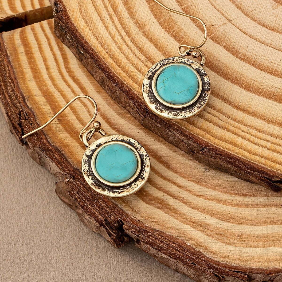 Goudkleurige vintage oorbellen met ronde turquoise