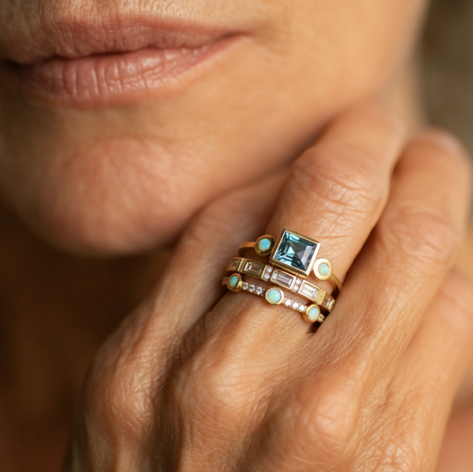 Gouden ringenset met blauwe steen en opaal