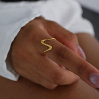 Gouden minimalistische ringenset met golfdesign