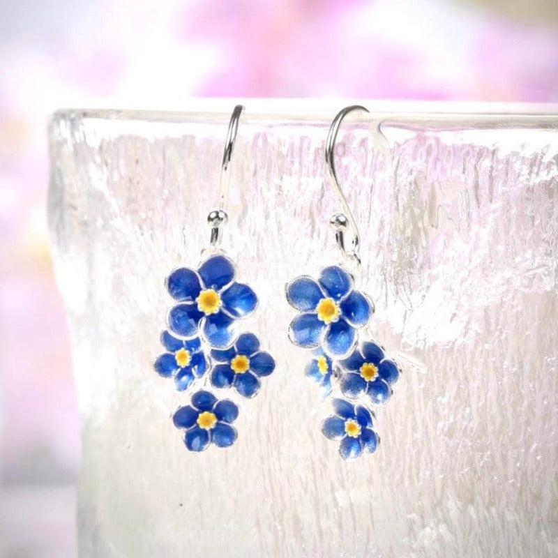 Zilveren oorbellen met blauwe emaille bloemen