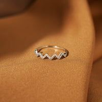 Gouden golvende zigzag ring met zirkonia