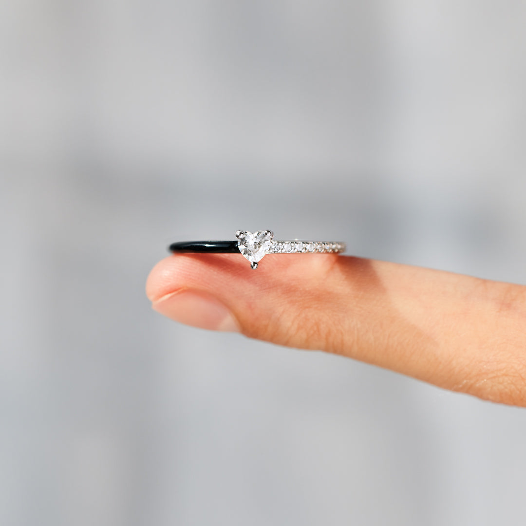 Zilveren solitaire ring met hartvormige steen